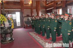 Quân khu dâng hương, dâng hoa tưởng nhớ Chủ tịch Hồ Chí Minh và các anh hùng liệt sĩ